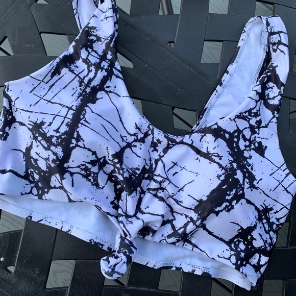 🦋2/$15🦋 ZAFUL Black & White Print Bikini Top